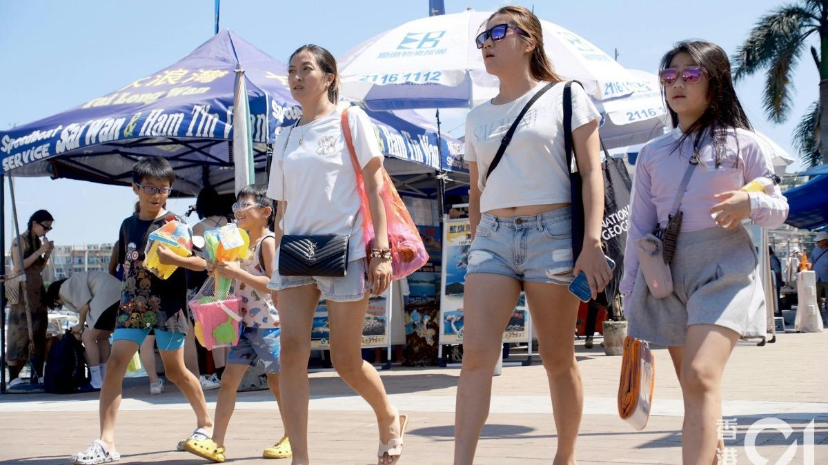 日當頭奇景再現!香港路牌「曬到沒影子」 林超英錯過大喊:好可惜