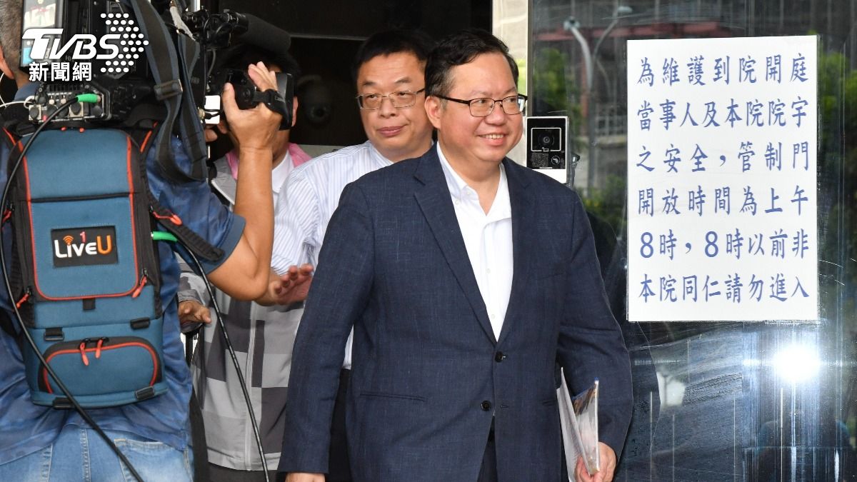 鄭文燦交保面露笑容走出法院。(圖/胡瑞麒攝 )