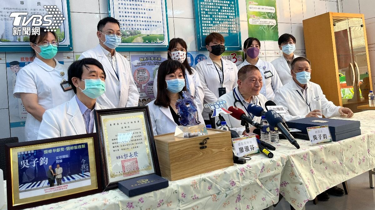 護理師廖淑芬哽咽回應。(圖/陳祁 攝)