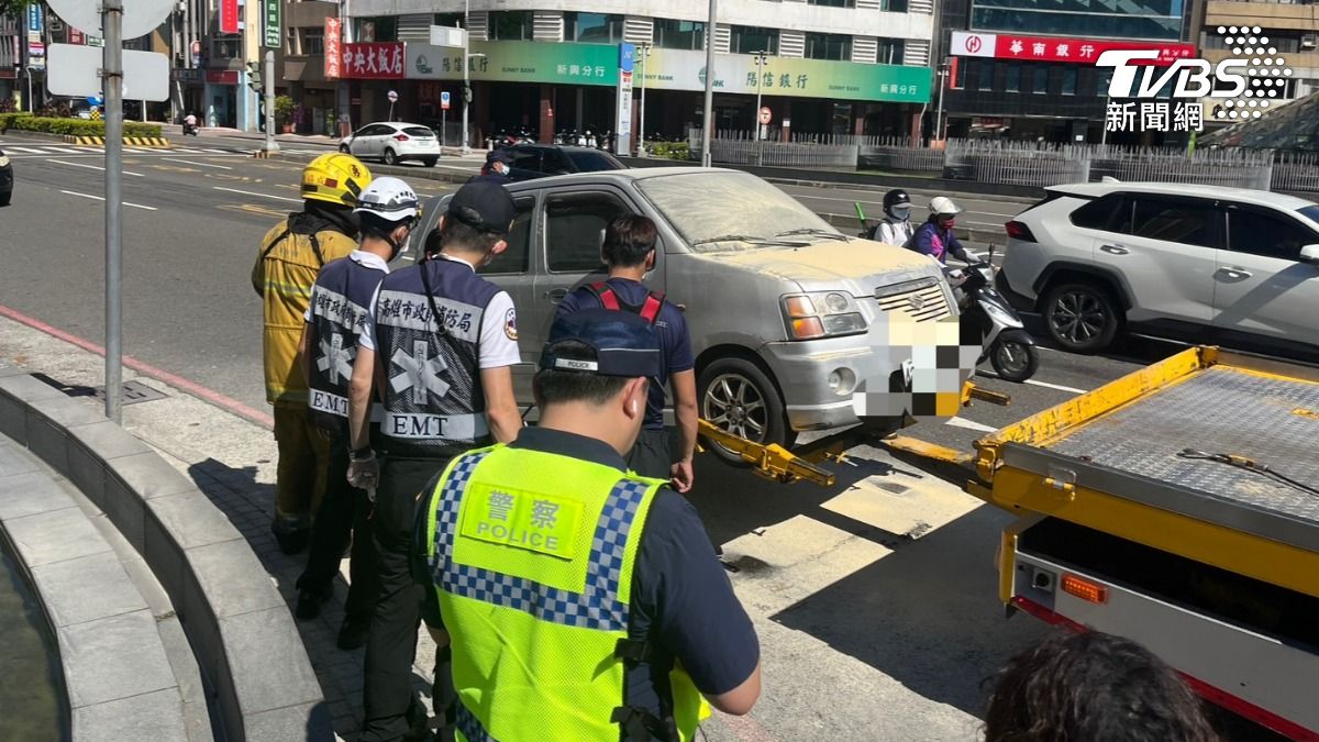 車開一半突起火!高雄母子倉皇逃出 下一秒員警衝出滅火