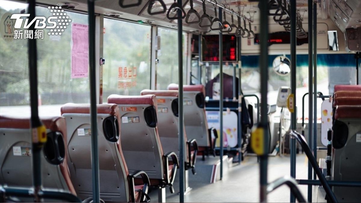 往新店公車遇噁阿伯!「下體緊貼磨蹭2女」她氣炸報警:疑似慣犯