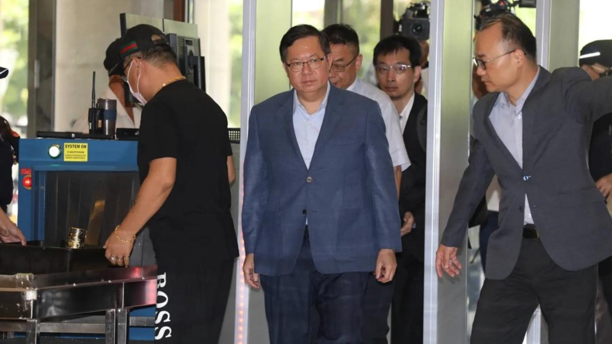 白手套送錢到鄭文燦官邸!通話妻「塞在桌子底下」 監聽譯文曝光