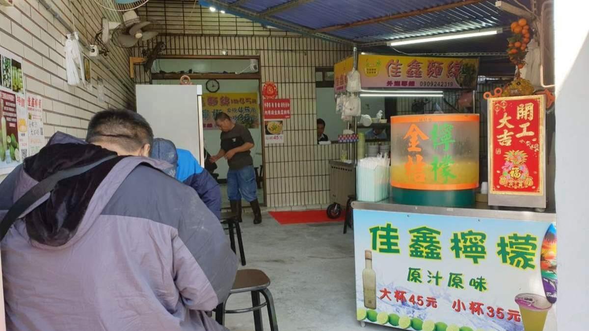 「元富檸檬」與「阿桑大腸麵線」共用店面,不少客人吃麵線會順便買一杯解渴。(圖/米寶麻幸福滿載提供)