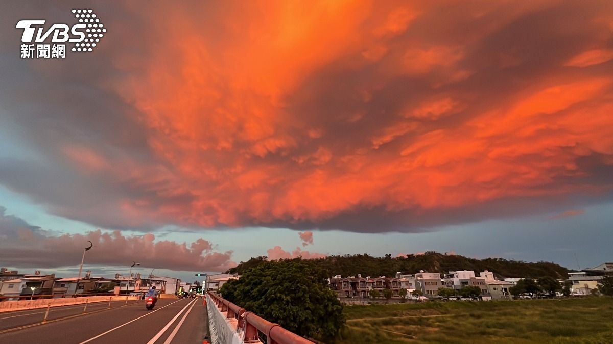 台東驚見大片火燒雲!奇幻紅光籠罩市區 專家這樣說