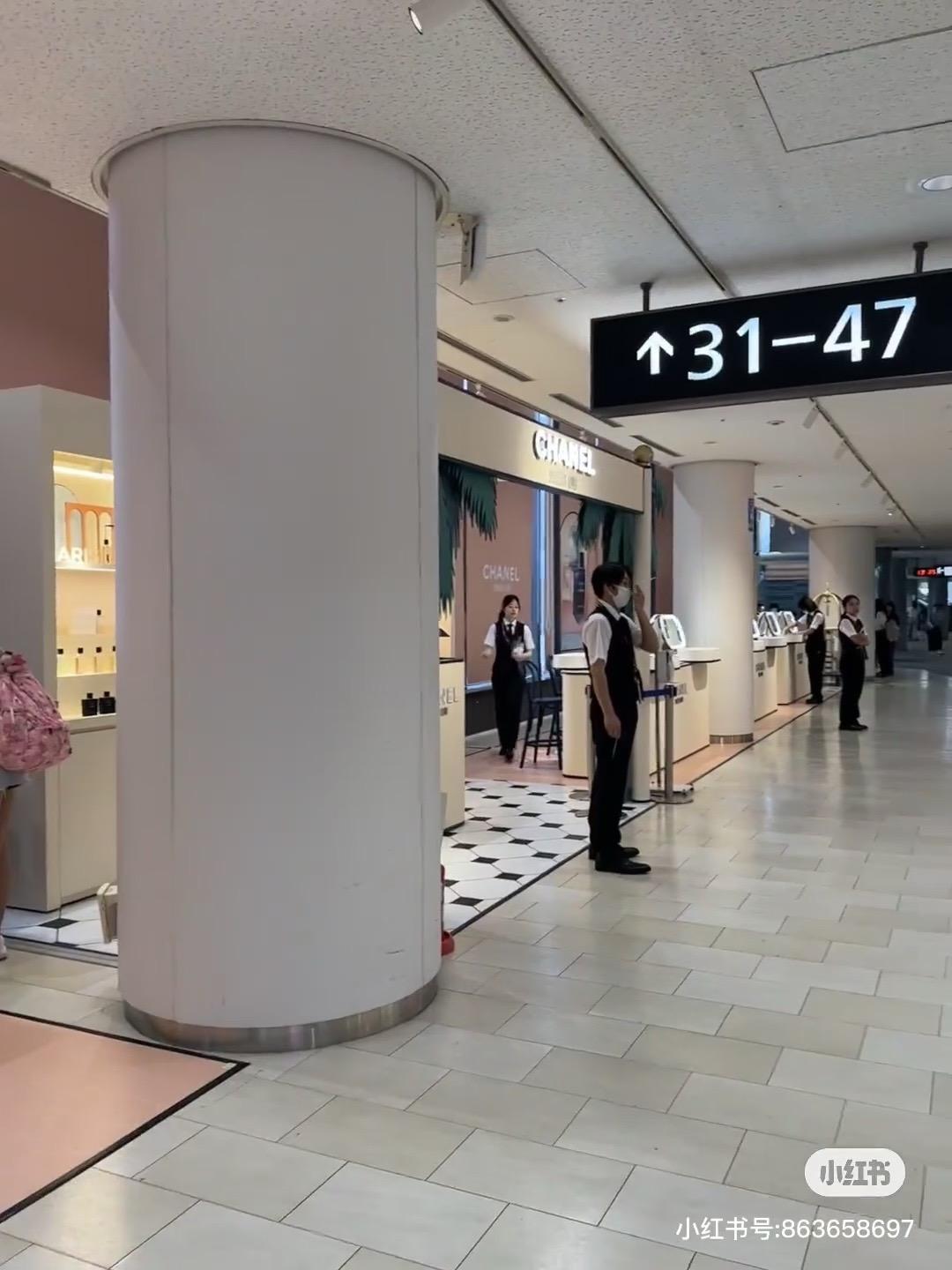 日本成田機場T1(第一航廈)的香奈兒化妝品專櫃舉辦品牌快閃活動。(圖/翻攝自小紅書)