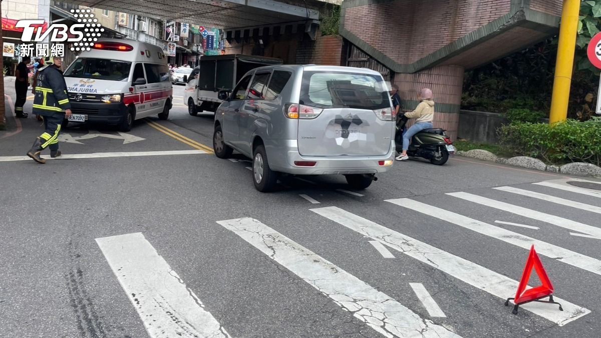 日籍女子穿越馬路時遭到廂型車撞倒。(圖/TVBS)
