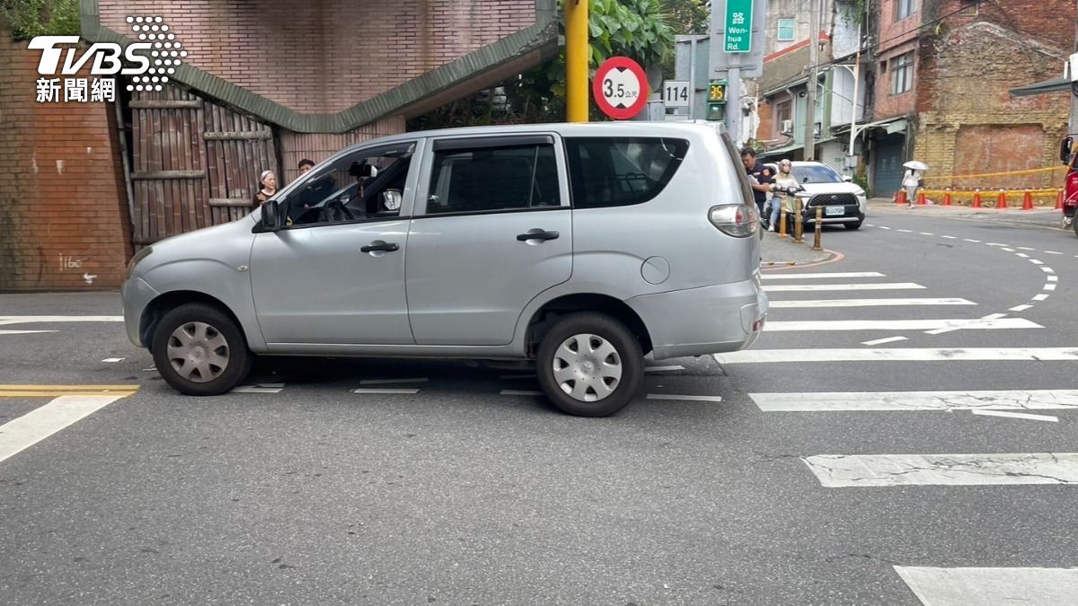 日籍女子穿越馬路時遭到廂型車撞倒。(圖/TVBS)