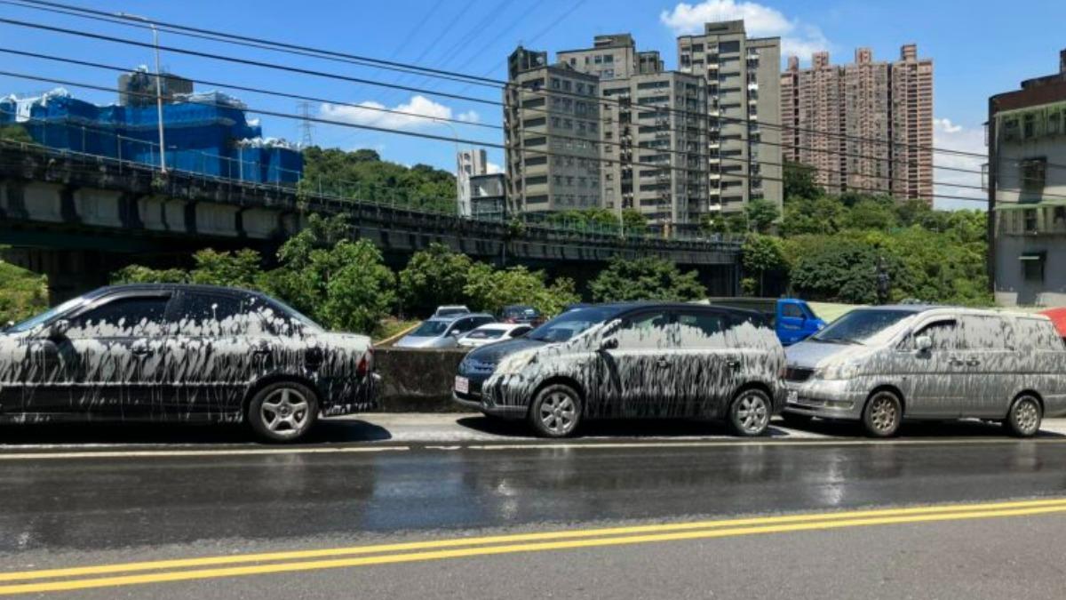 小貨車載泥土亂噴濺！3車慘被波及　網笑:「真．水泥車」