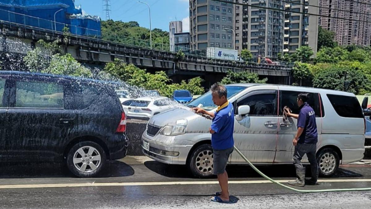 工作人員到場清洗車輛。(圖/翻攝Facebook汐止集團)