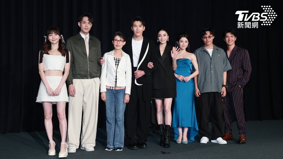 黃圓元(左起)、李家慶、趙心妍、黃少祺、江祖平、華千涵、王上豪、王霆晏同台飆戲。(圖/黃城碩攝)