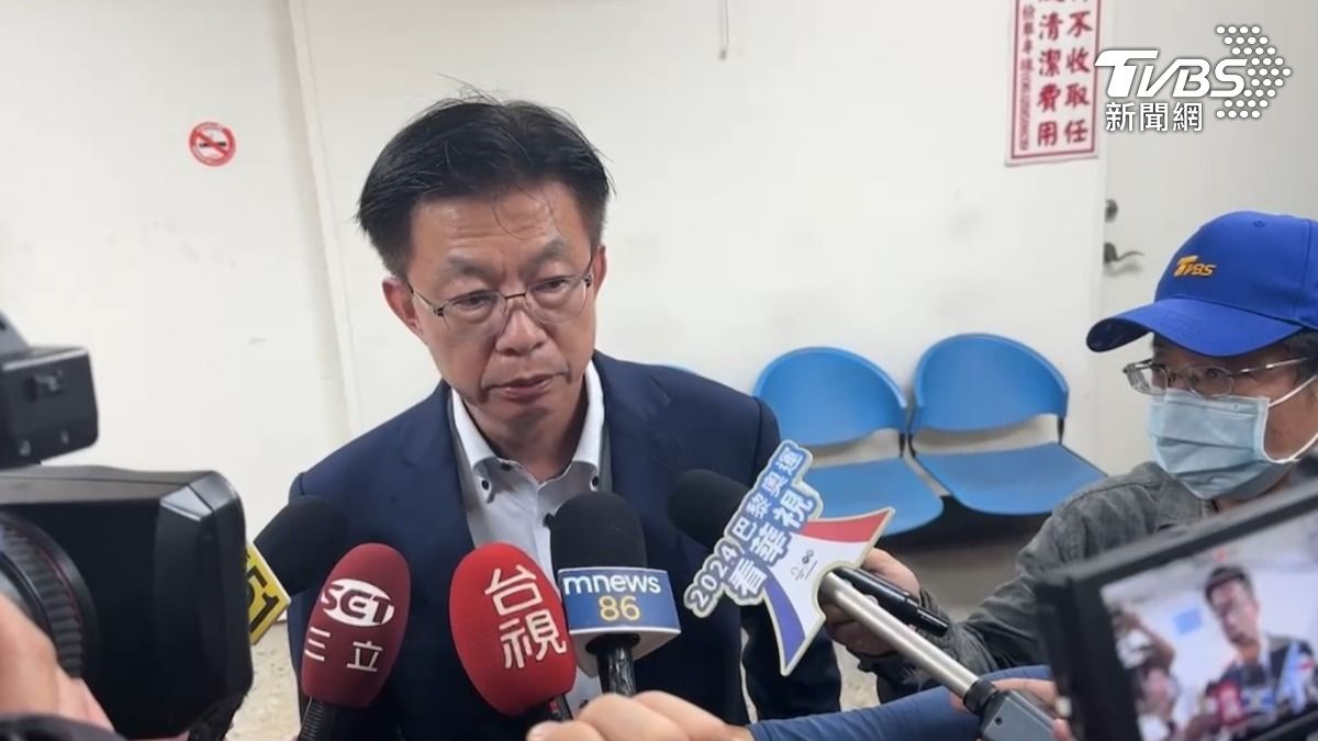 台南市黨部主委郭國文也前往殯儀館探視家屬。(圖/陳佳宜攝)
