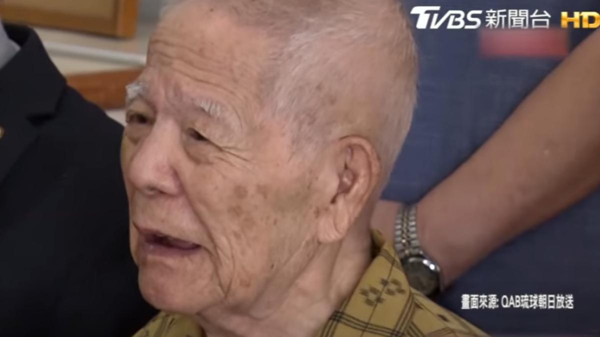 宮城阿公領到畢業證書,露出笑容。(圖/TVBS)