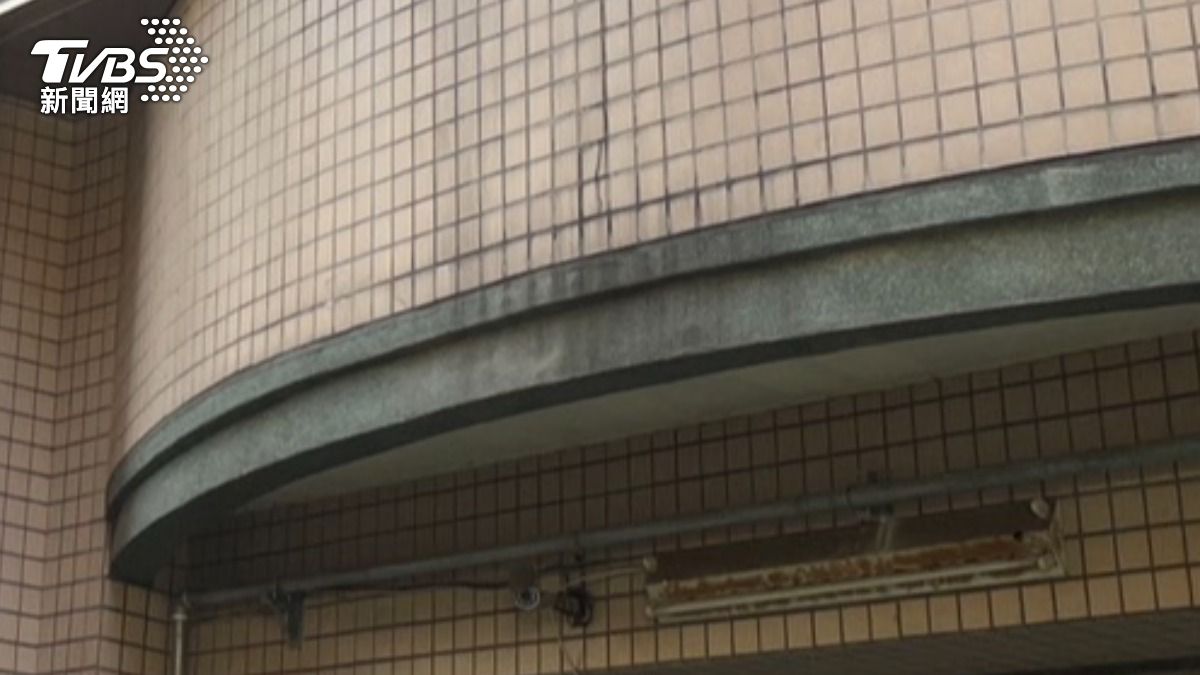 台中北區大樓傳巨響!女外送員10樓急墜中庭 落地重傷不治