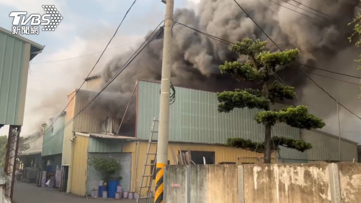 台中霧峰「鐵皮工廠失火」黑煙猛竄! 1人燒燙傷送醫