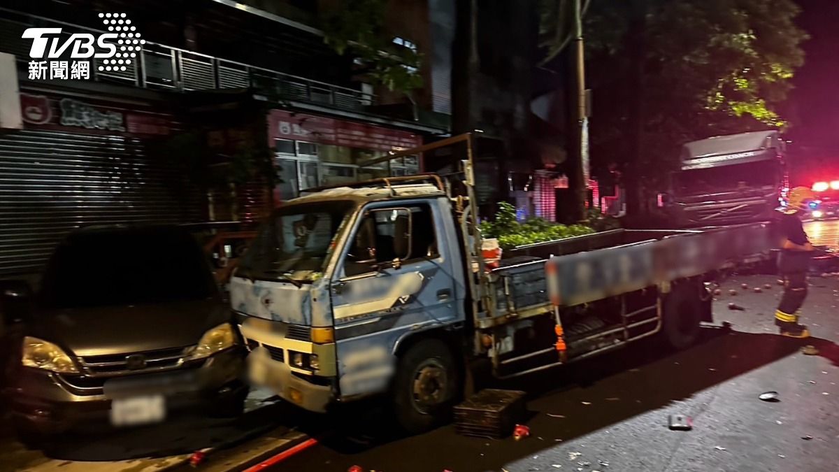 大小貨車連環撞。(圖/TVBS)
