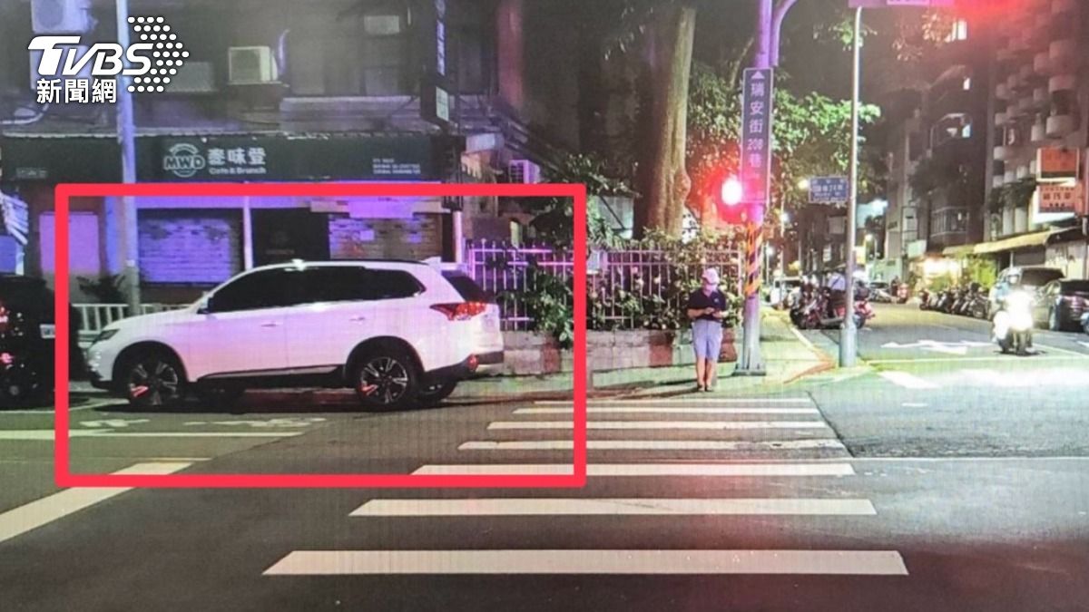 賴士葆開車未禮讓,撞傷兩名要過斑馬線的行人。(圖/TVBS)