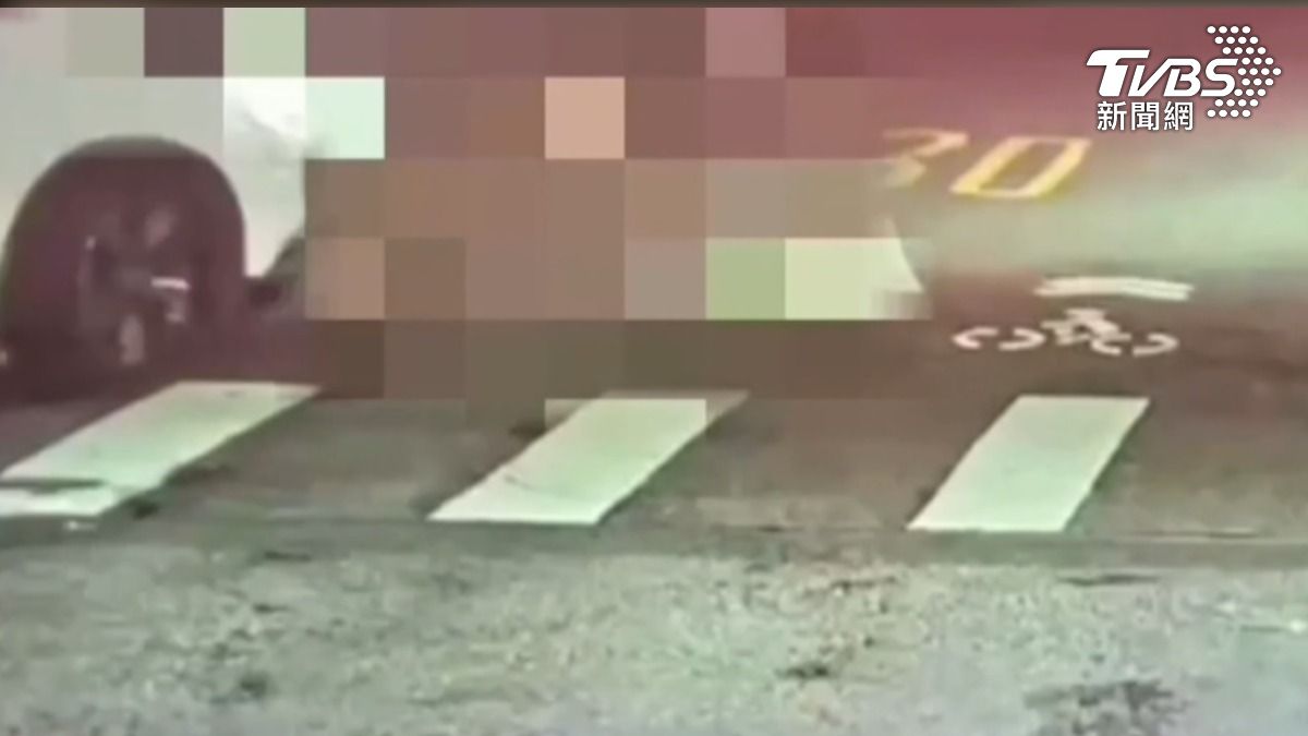 立委賴士葆開車撞上路人。（圖／TVBS）