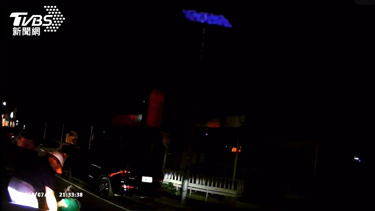 賴士葆撞到行人後立即下車查看。（圖／TVBS）