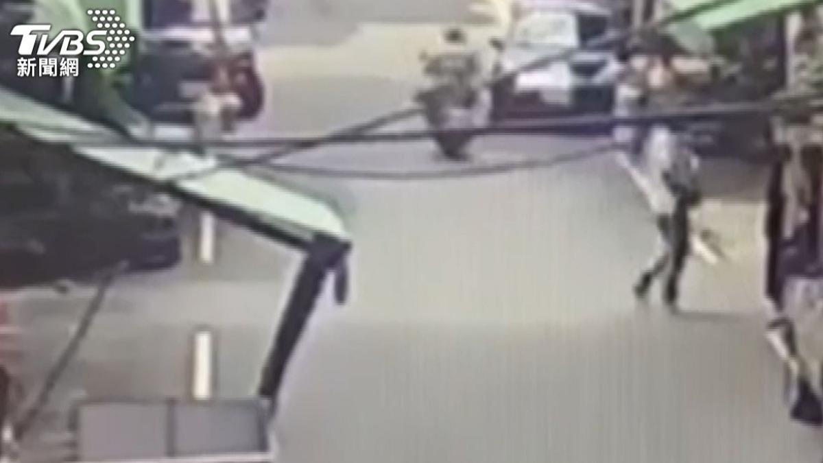 廖男殺妻後帶著男嬰出門,2人身影被監視器拍下。(圖/TVBS)