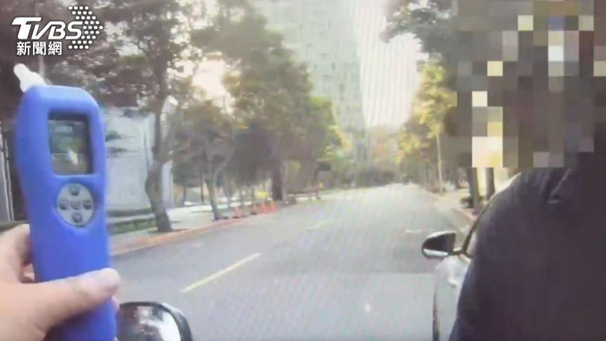 藝人寶弟日前涉嫌酒駕,酒測值超標被逮捕。(圖/TVBS)