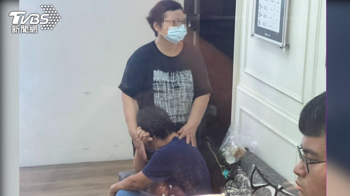 劉女母親難過落淚。(圖/張貴翔攝)
