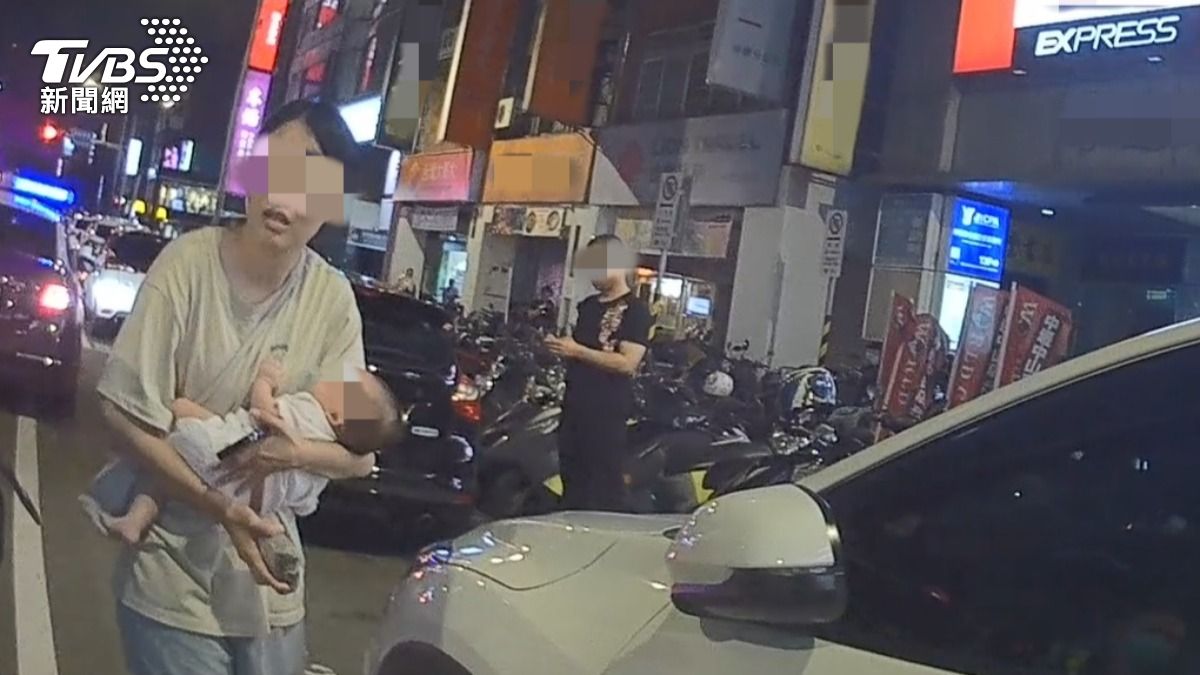 桃園2歲童「自鎖車內」驚魂!2寶爸媽急求救 警破窗救人
