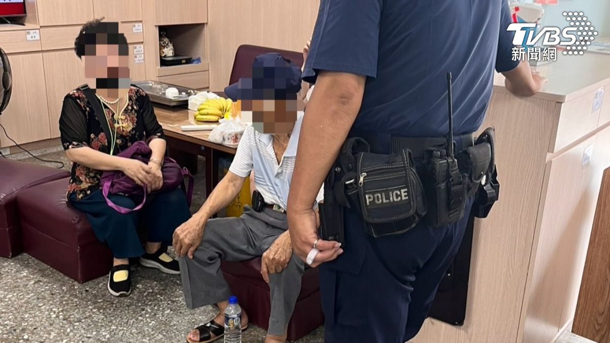 老翁疑似因為天氣熱而暈倒。(圖/TVBS)
