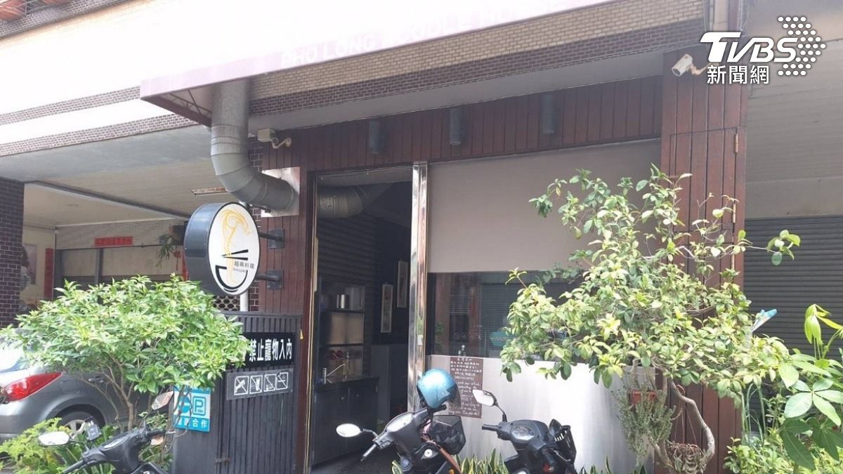 當時小吃店客人火速幫忙撐傘、遞水。(圖/TVBS)