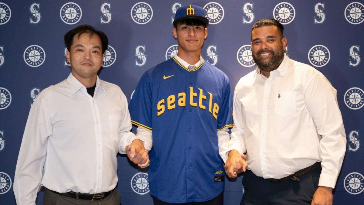 台灣棒球選手沈家羲與水手隊高層。(圖/悍創運動行銷提供)