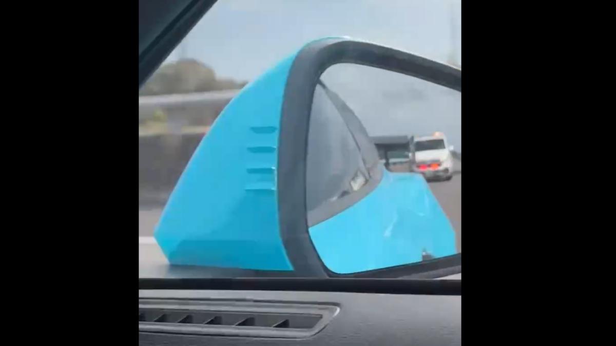 後方救護車鳴笛前進。(圖/翻攝自網路)