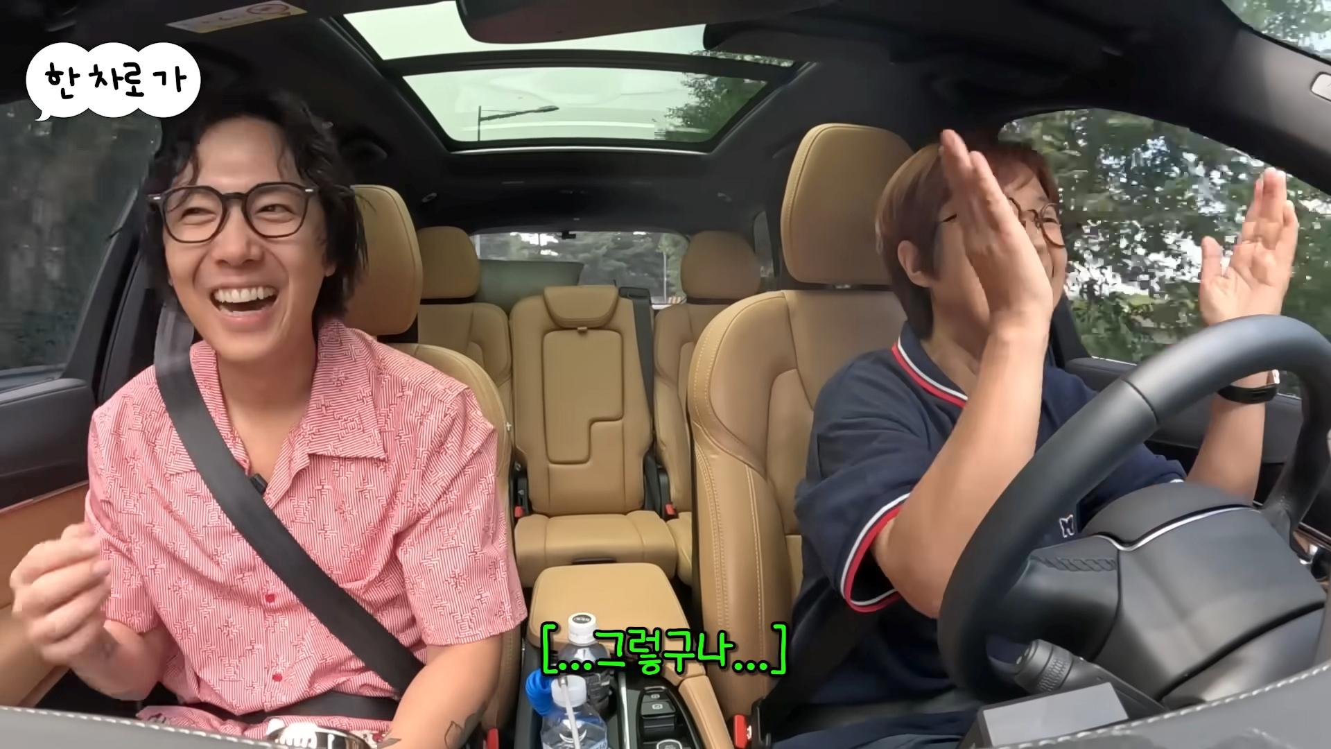 聊到男性賀爾蒙分泌變少時,李洪基(左)、宋恩伊都忍不住大笑。(圖/翻攝自VIVOTVchannel YouTube)