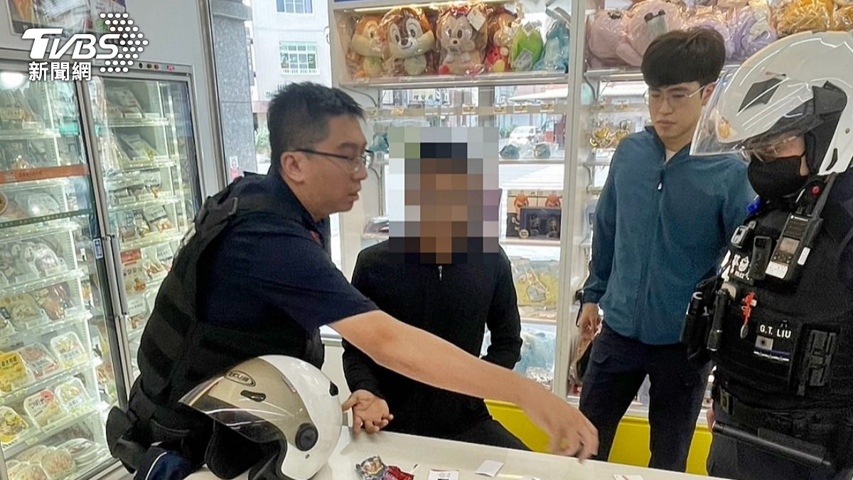 警方抵達後盤查男子身分,果真發現詭異男子就是詐欺車手。(圖/TVBS)