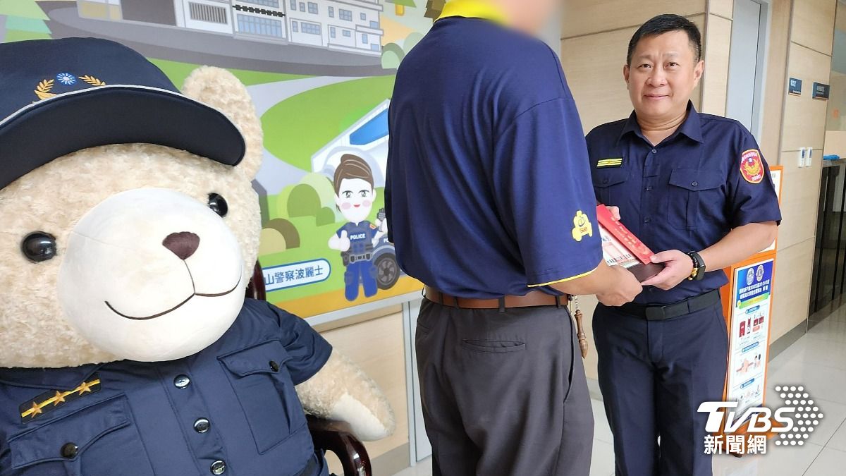 陳姓運將跑到超商外報案。(圖/TVBS)