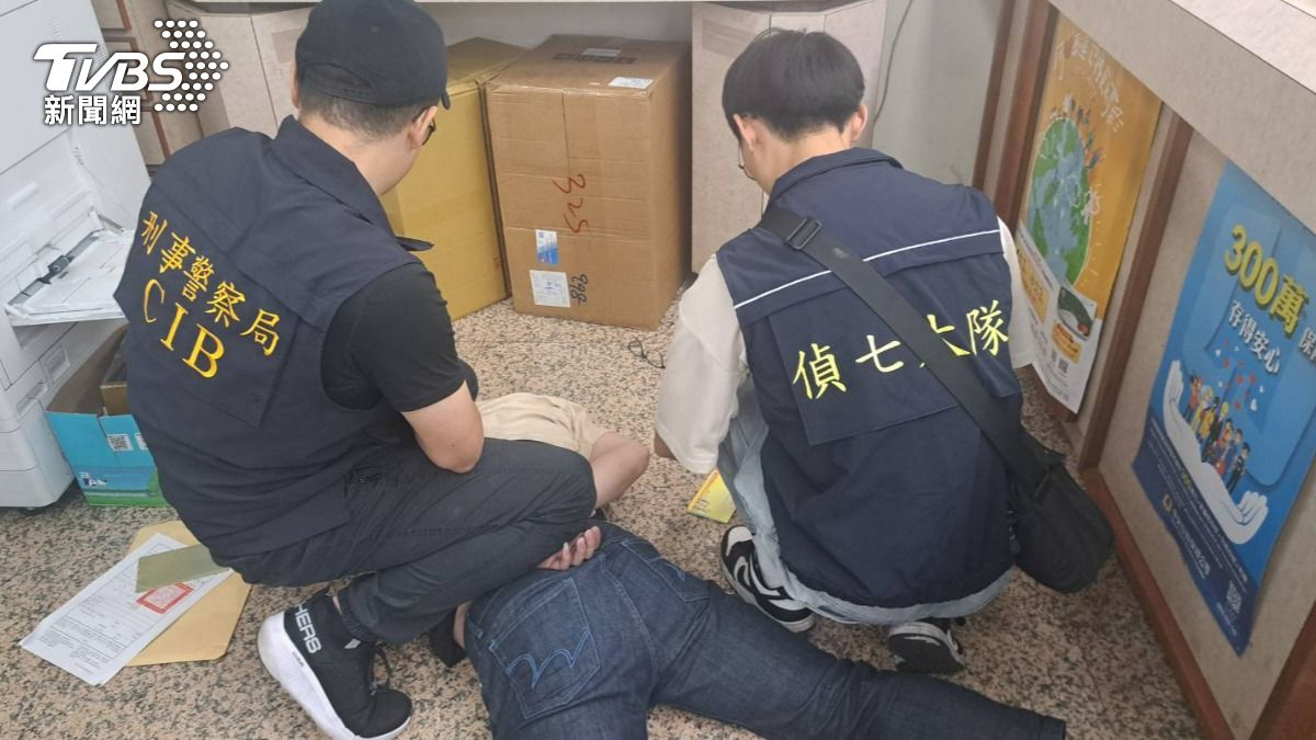 警方攻堅逮人。(圖/TBVS)