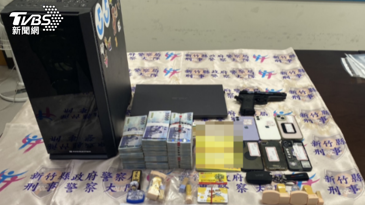 警方查扣贓款、手槍、電腦主機等證物。(圖/TBVS)