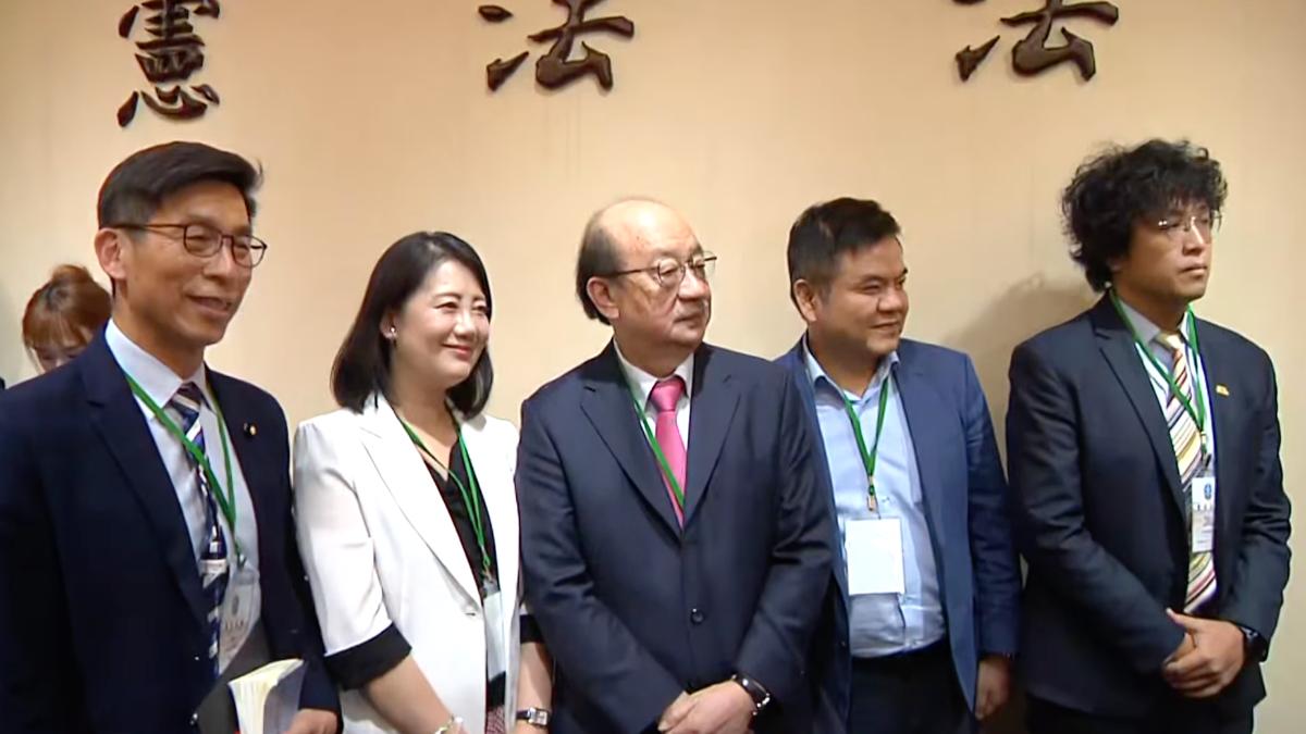 民進黨團總召柯建銘率隊來憲法法庭。(圖/TVBS)
