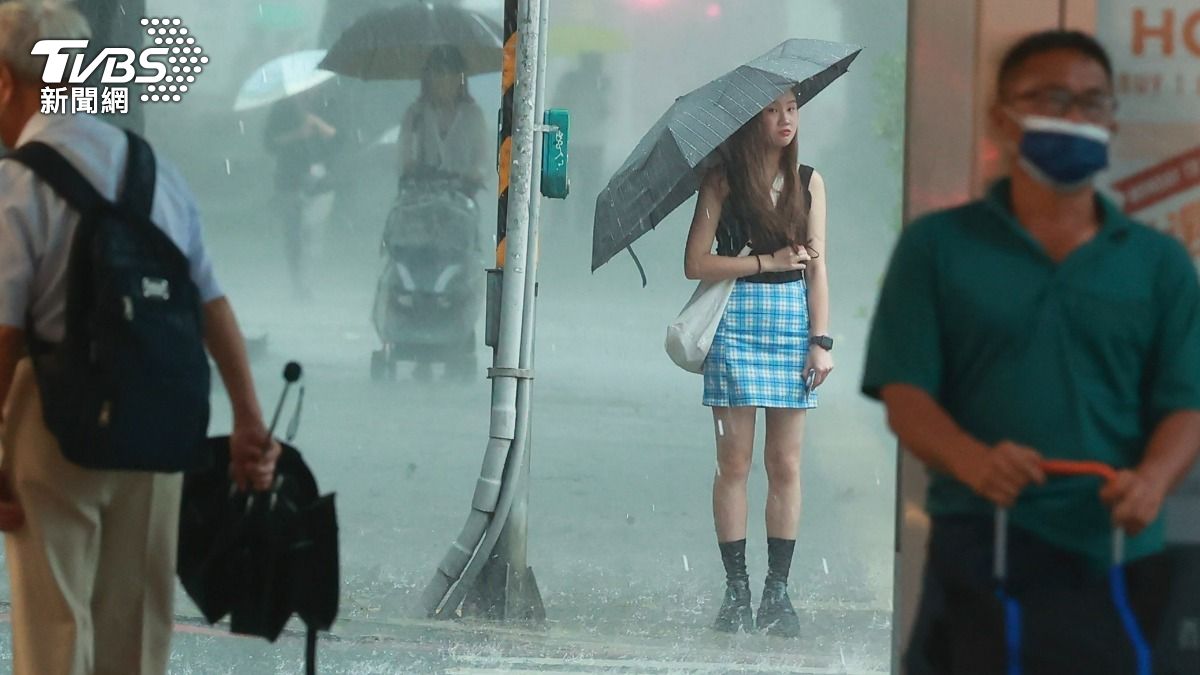 天氣/豪雨強襲!「15縣市」大雨特報 防雷擊、強陣風
