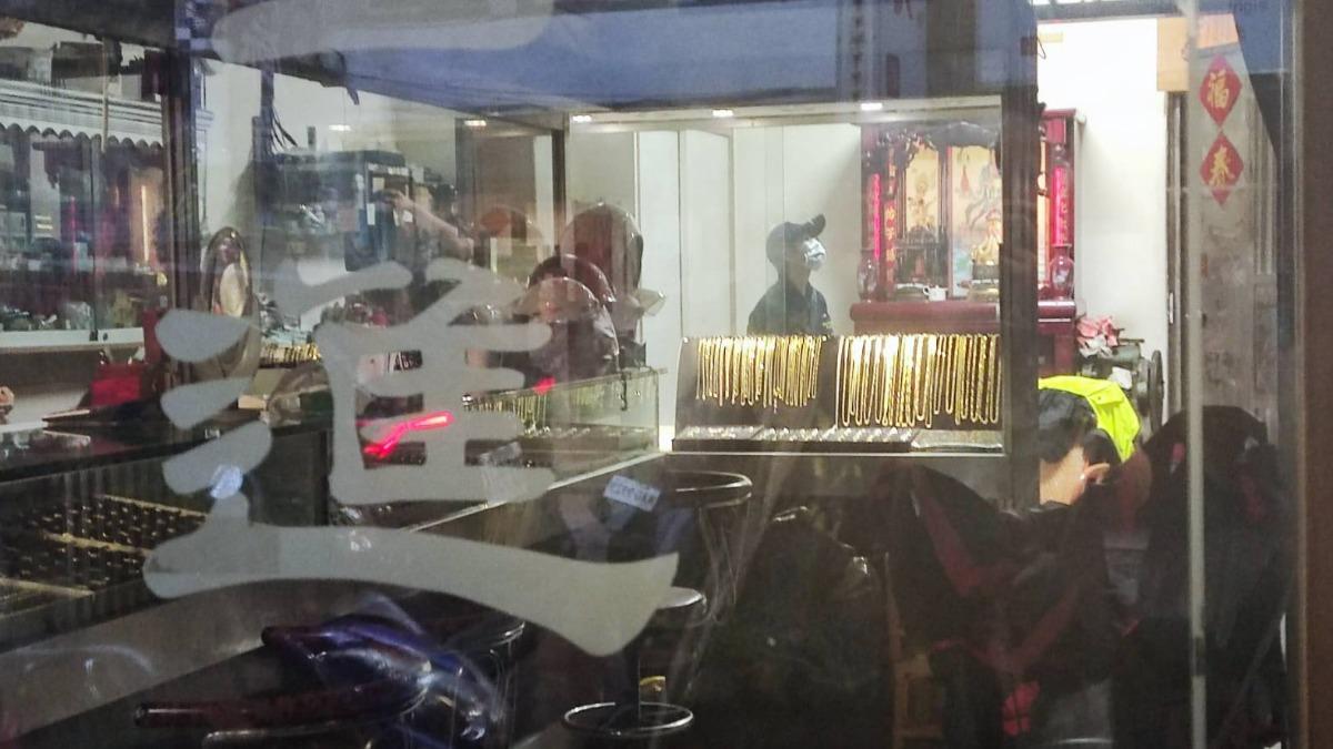 新北板橋的銀樓遭搶,鑑識人員到場採證。(圖/民眾提供)
