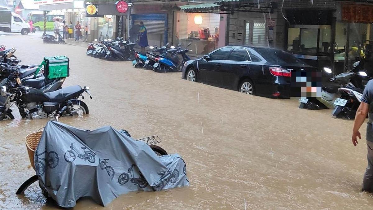 吳興街道路積水達半個輪胎高。(圖/「信義區三兩事」網友Barby Chiang授權提供)