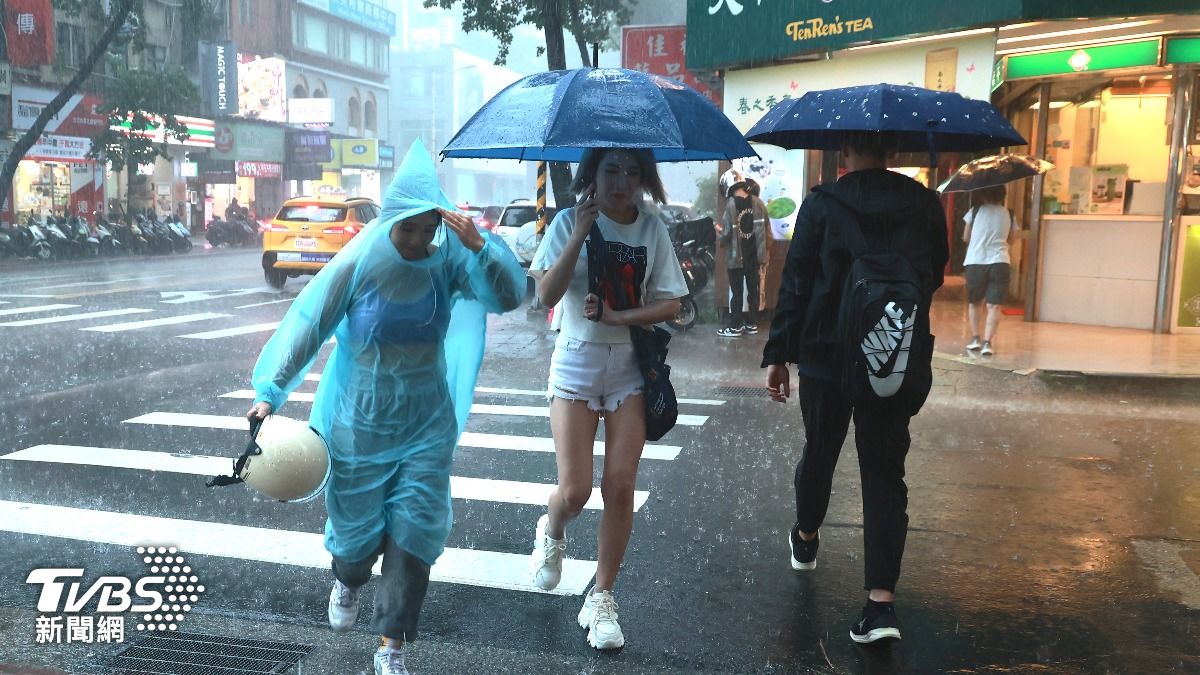 午後外出慎防雷陣雨。（圖／黃城碩攝）
