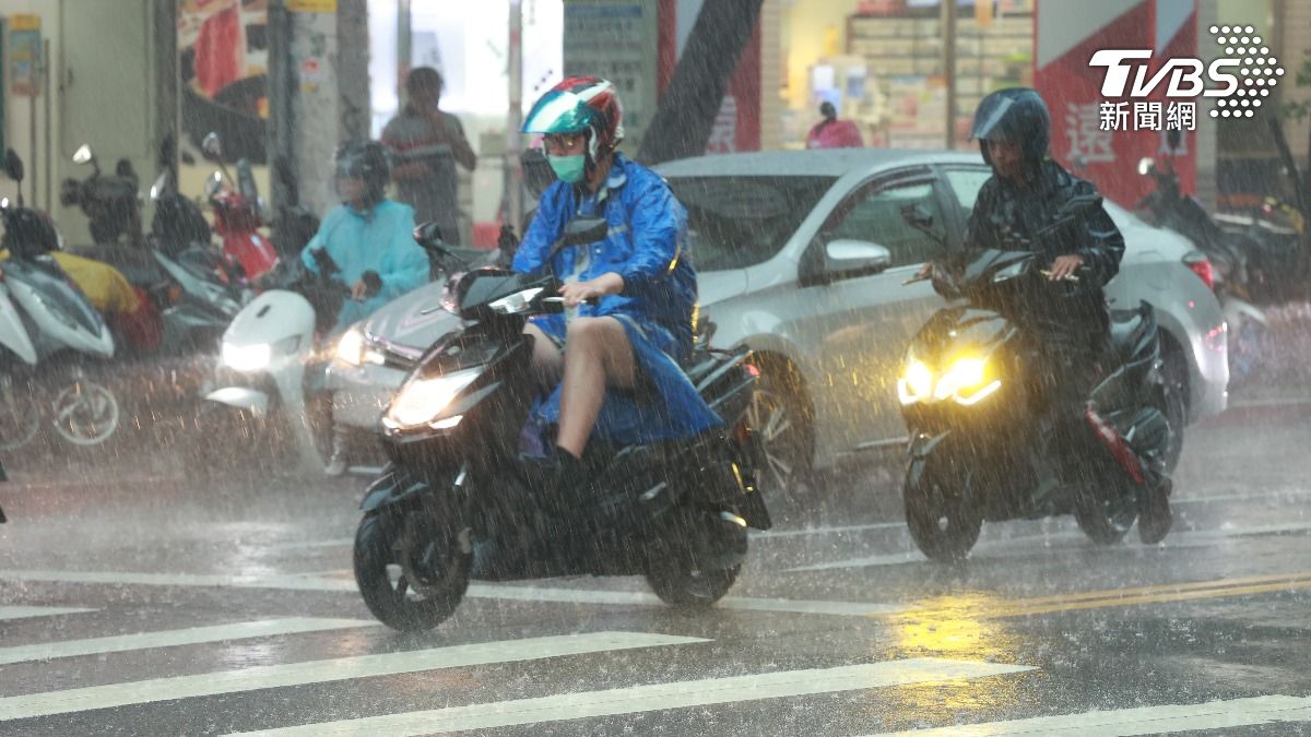放不放假？「豪雨」3日網路聲量破4.2萬筆　時雨量是參考標準