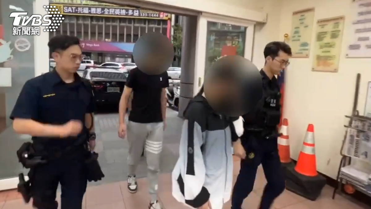 警方當場逮獲1男1女到案。(圖/TVBS)