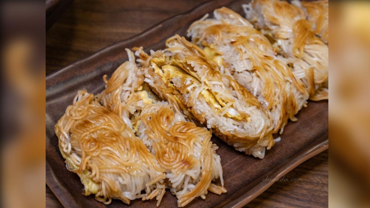 超特別的「麵線蛋餅」(65元),外層酥脆帶有微微焦香,嚼起來帶有麻油香氣和蛋香。(圖/貪吃巧達提供)