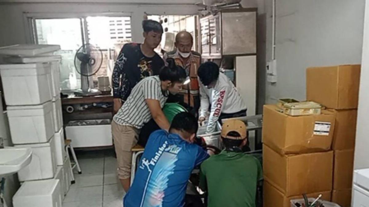 這名女員工在清洗絞肉機時疑似誤觸開關，導致她的整隻右臂被捲進機器裡。（圖／翻攝自khaosod）