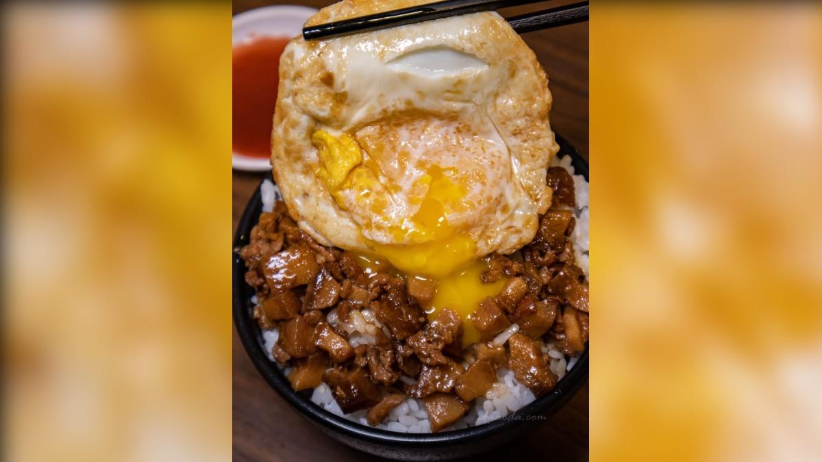 Q 甜唰嘴的「滷肉飯」(45元),搭配半熟的「香煎麻油蛋」(20元),這組合真是太邪惡啦!(圖/貪吃巧達提供)