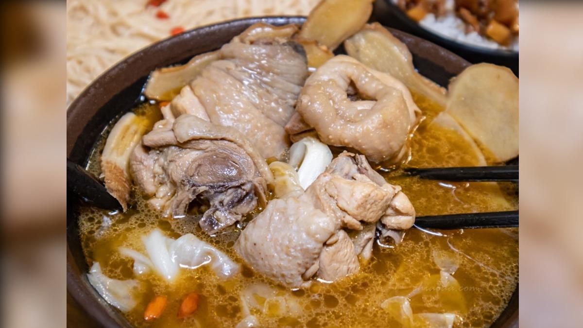 「藥燉麻油雞」(160元)雞肉都是選用放山雞,一吃就覺得肉質飽滿好Q彈。(圖/貪吃巧達提供)
