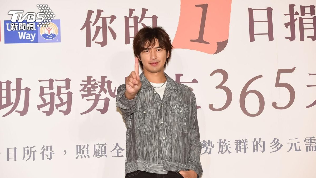 陳柏霖穿皮衣掃街「熱到中暑」刮痧救急 半夜熱聊《鬼才》群組