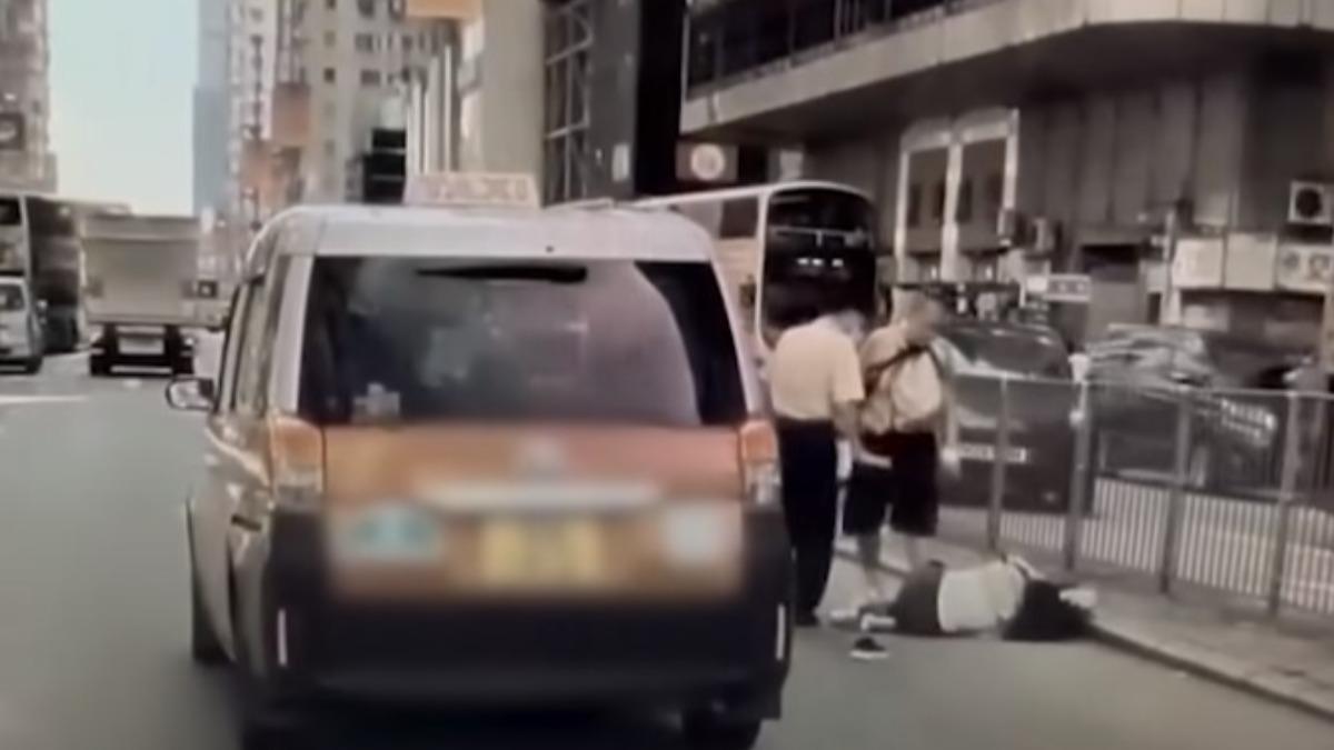 撞擊發生後，計程車司機和附近的民眾趕緊上前查看。（圖／翻攝自YouTube@香港01）
