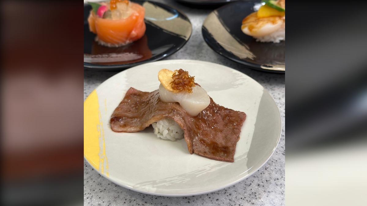 「XO醬干貝和牛燒」(40元),選用干貝XO醬,搭配超大片的軟嫩澳洲和牛加上濃香蒜味燒肉醬。(圖/許瑋芯)