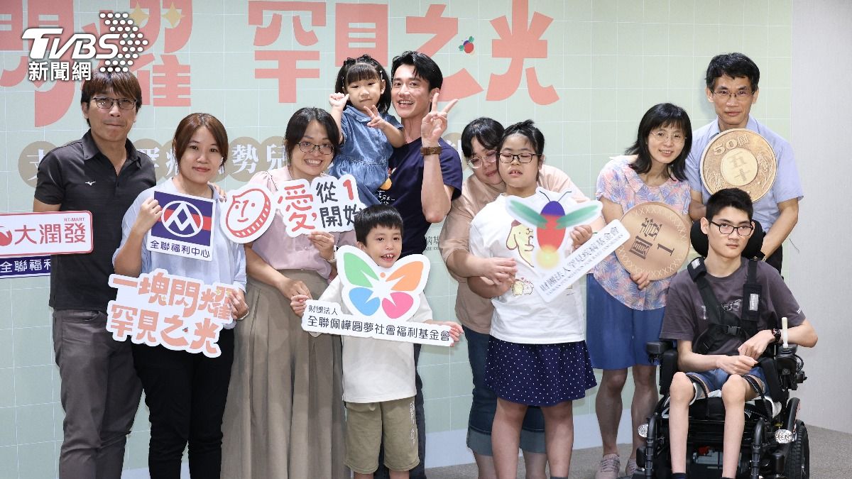 吳慷仁(中)呼籲大眾零錢隨手捐。(圖/張哲鳴攝)